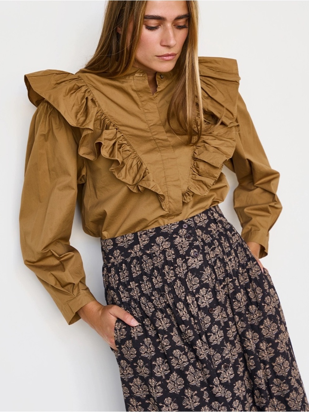 XiRENA Callie Top in Khaki Gold Size Large